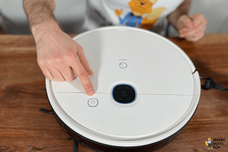 Die Oberfläche des Yeedi Vac Hybrid ist von oben zu sehen, wobei die Oberfläche mit einem Finger berührt wird.